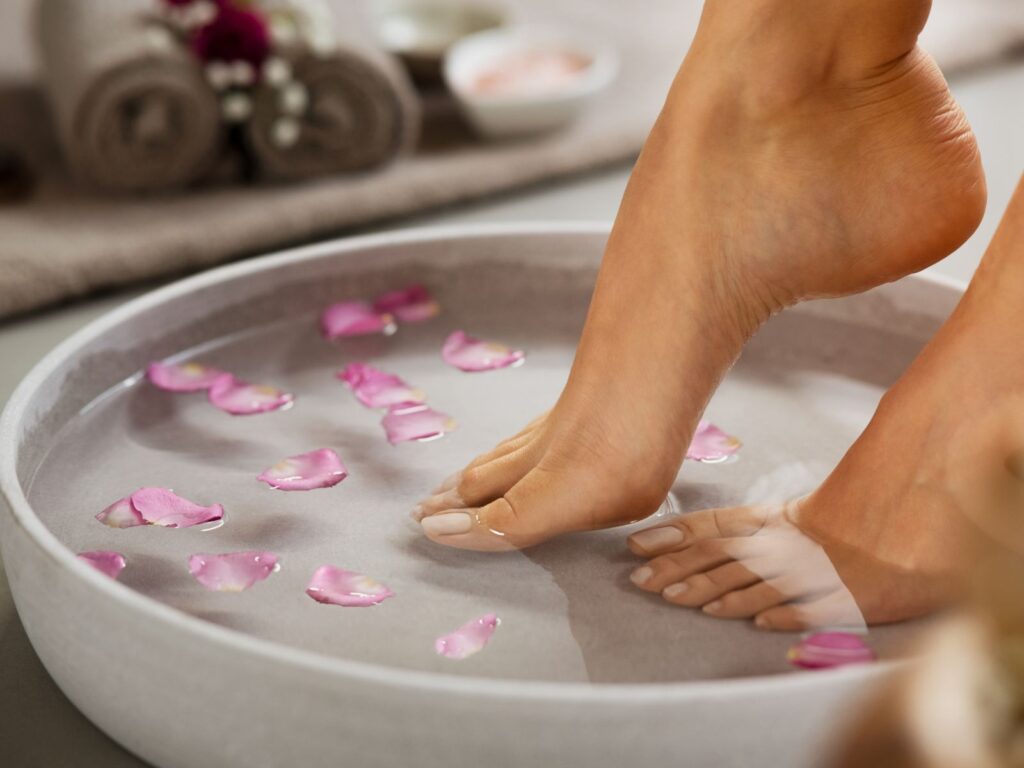 Pedicure spa (pediluvio, scrub, pedicure e massaggio)